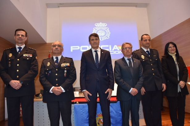 El delegado del Gobierno de España en Andalucía, Pedro Fernández, durante el acto de presentación del nuevo inspector jefe de la Comisaría de Baza (Granada), Mario López García (DELEGACIÓN DEL GOBIERNO EN ANDALUCÍA)