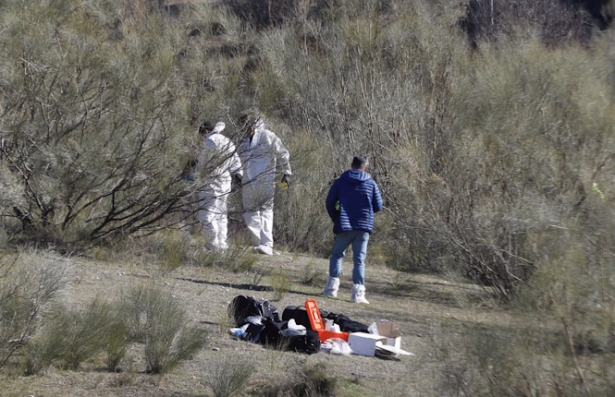 Labores de la Policía Nacional en la localización donde aparecía un bebé muerto envuelto en una manta el pasado viernes (ÁLEX CÁMARA - EUROPA PRESS)