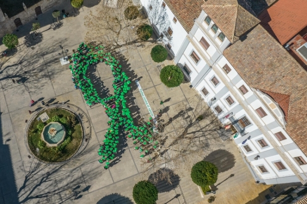 Lazo contra el cáncer en la  Plaza Mayor de Baza (AYTO. BAZA)