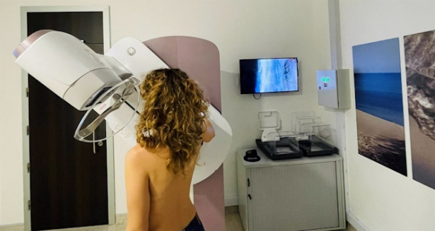 Máquina para realizar mamografías 3D en Granada (VITHAS)