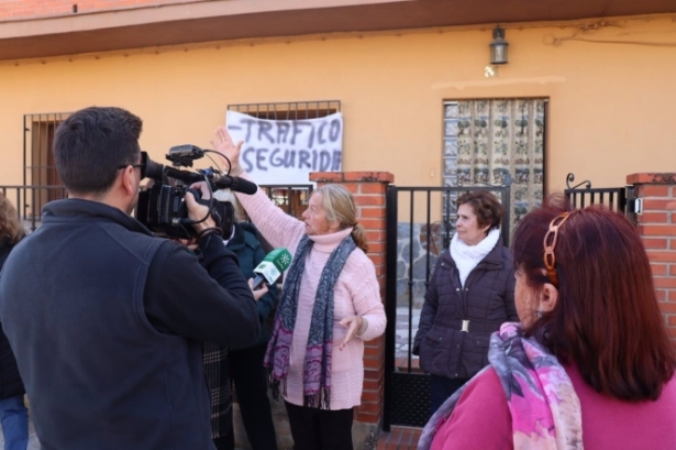 Vecinos de Belicena atienden a los medios (EUROPA PRESS) 