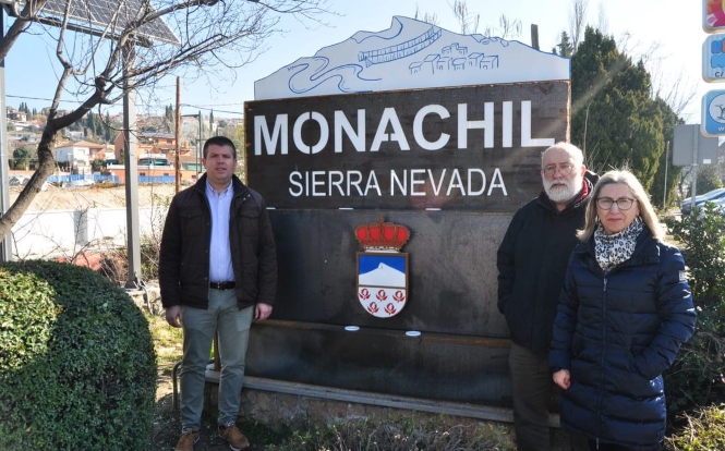 El alcalde y los concejales de Turismo y Bienestar Social con el nuevo cartel de bienvenida a Monachil (AYTO. MONACHIL) El alcalde y los concejales de Turismo y Bienestar Social con el nuevo cartel de bienvenida a Monachil (AYTO. MONACHIL)