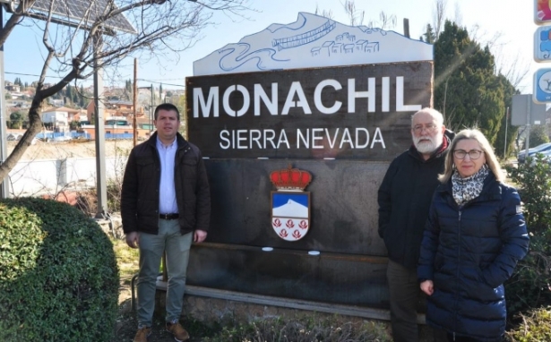 El alcalde y los concejales de Turismo y Bienestar Social con el nuevo cartel de bienvenida a Monachil (AYTO. MONACHIL) 