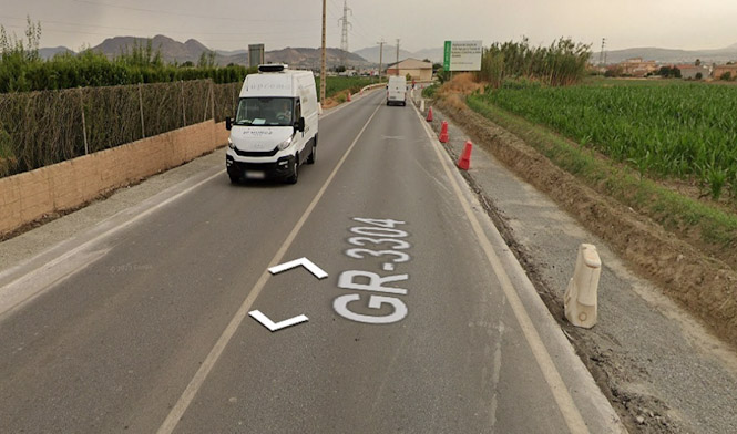 Imagen del punto kilométrico de la GR-3304 donde ha tenido lugar el percance entre los dos vehículos (EMERGENCIAS 112)