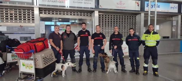 Dispositivo con bomberos de Almuñécar trasladado desde Málaga para colaborar en labores de rescate tras los terremotos de Turquía (BOMBEROS DE ALMUÑÉCAR)