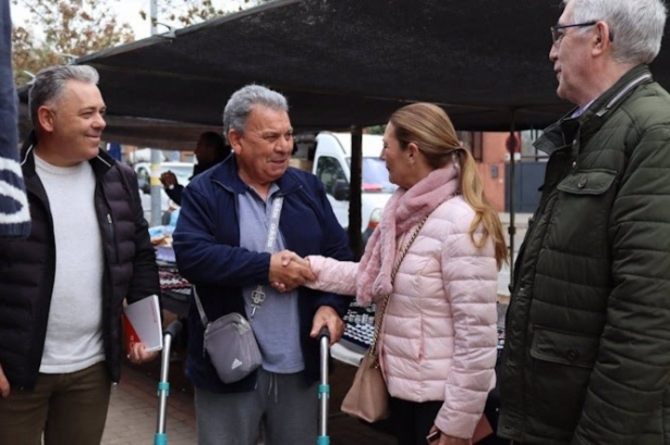 Concha Insúa, de CS, con comerciantes del Zaidín de Granada (CS) 