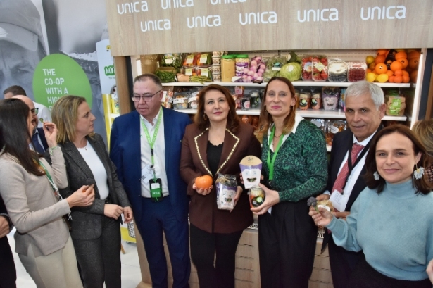 La Consejera, Carmen Crespo, en el stand de Única el Grupo (FAECA)