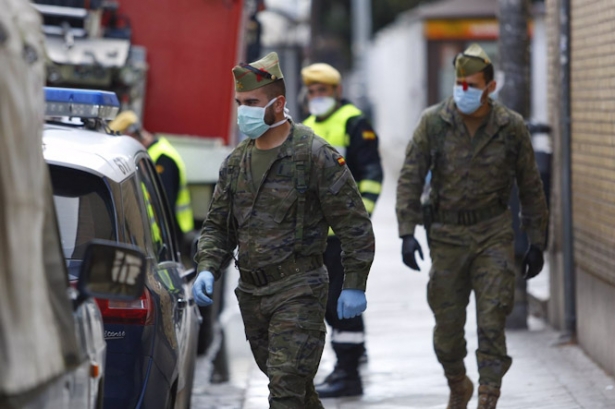Miembros de la UME mientras desinfectan en el hospital Virgen de las Nieves Granada, en la primera fase de la pandemia (ÁLEX CÁMARA - EUROPA PRESS)