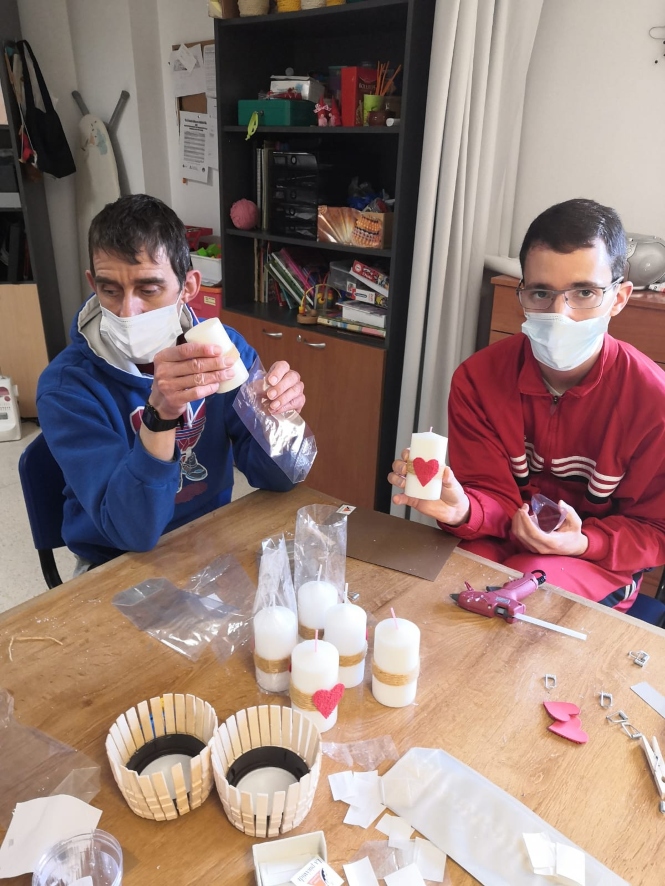 Usuarios del Centro Ocupacional La Pirámide de Huétor Tájar preparan los regalos de San Valentín (AYTO. HUÉTOR TÁJAR) Usuarios del Centro Ocupacional La Pirámide de Huétor Tájar preparan los regalos de San Valentín (AYTO. HUÉTOR TÁJAR)