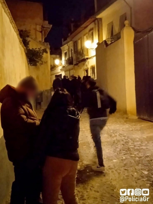 Desalojadas más de un centenar de personas de una fiesta en un carmen en el Albaizín (POLICÍA LOCAL) 