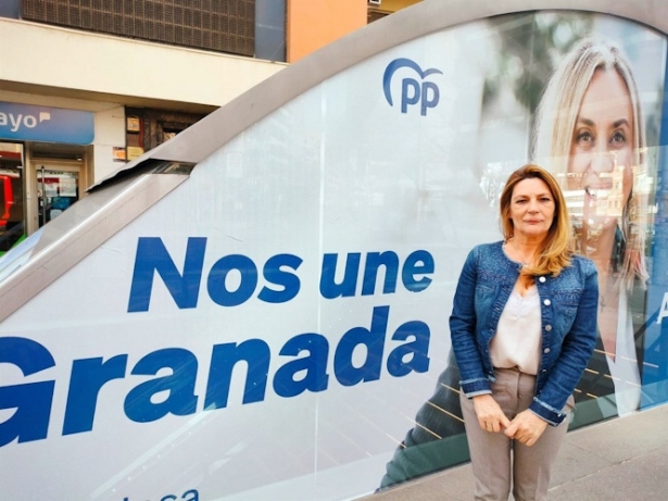 La candidata de CS a la Alcaldía de Granada, Concha Insúa, junto a una marquesina del PP (CS)