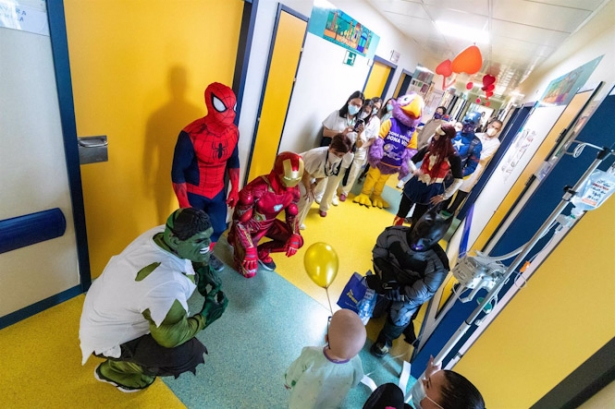 El Hospital Virgen de las Nieves pone color y música en el Día del Cáncer Infantil (JUNTA DE ANDALUCÍA)