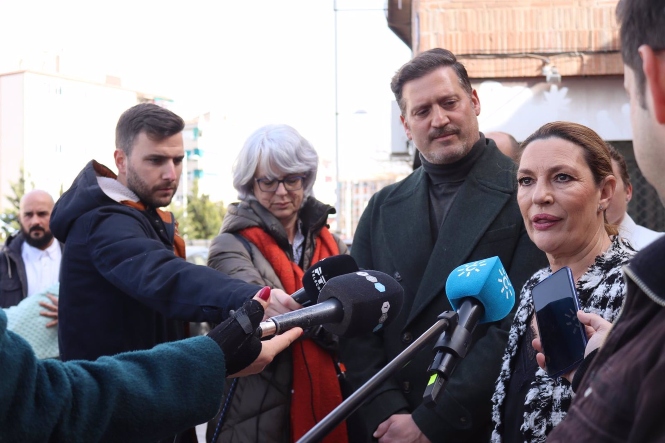 La candidata de Ciudadanos a la Alcaldía de Granada, Concha Insúa, atiende a los medios junto a Javier Sierra. (CS) La candidata de Ciudadanos a la Alcaldía de Granada, Concha Insúa, atiende a los medios junto a Javier Sierra. (CS)