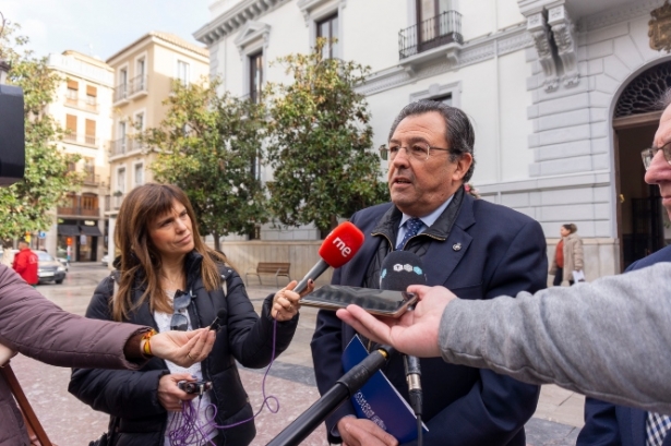 Carlos Ruiz osano atiende a los medios (PP)