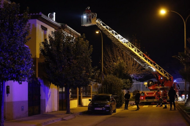 Bomberos actúan en un edificio dañado en Santa Fe tras varios terremotos, en imagen de archivo (ÁLEX CÁMARA - EUROPA PRESS)