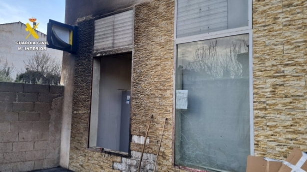 Oficina de Correos afectada por el incendio de un coche en Gójar (GUARDIA CIVIL)