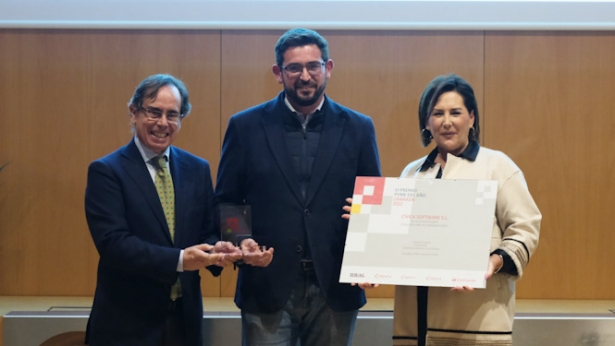 presidente de la Cämara de Motril, Julio Rodríguez y la vicepresidenta de Cámara Granada, Amalia Torres-Morente, hacen entrega del premio provincial a Josep Roig (CÁMARA GRANADA)