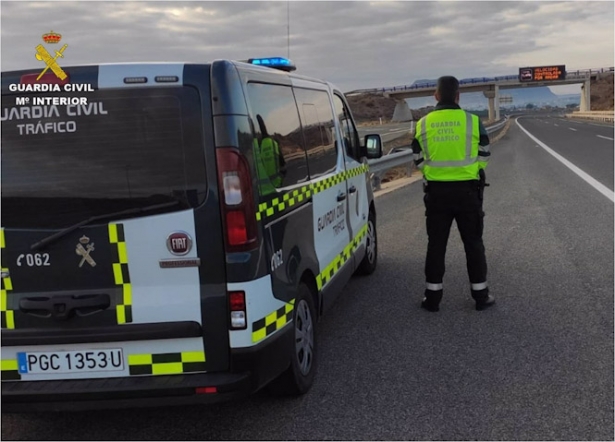 Imagen de archivo de un control de tráfico de la Guardia Civil (GUARDIA CIVIL)