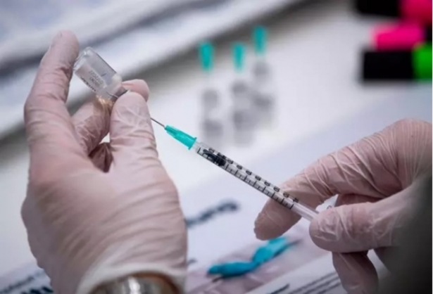 Un profesional sanitario prepara una dosis de la vacuna contra la COVID-19 de Pfizer y BioNTech (LINO MIRGELER/DPA)