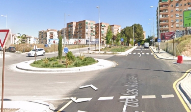 Rotonda de la Avenida de las Alpujarras, en el barrio de La Chana, en el cruce con el Paseo Rector Antonio Gallego Morell (112 ANDALUCÍA) 