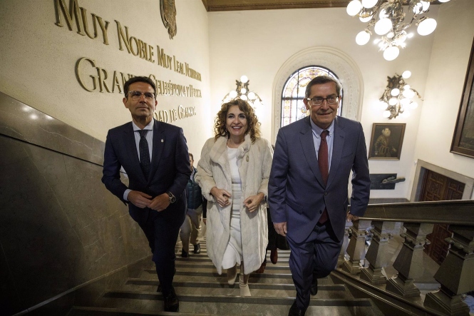 La ministra de Hacienda y Función Pública, María Jesús Montero (c); junto al alcalde de Granada, Francisco Cuenca (i); y el presidente de la Diputación, José Entrena (d), durante su visita al Ayuntamiento de Granada (ÁLEX CÁMARA - EUROPA PRESS) La ministra de Hacienda y Función Pública, María Jesús Montero (c); junto al alcalde de Granada, Francisco Cuenca (i); y el presidente de la Diputación, José Entrena (d), durante su visita al Ayuntamiento de Granada (ÁLEX CÁMARA - EUROPA PRESS)