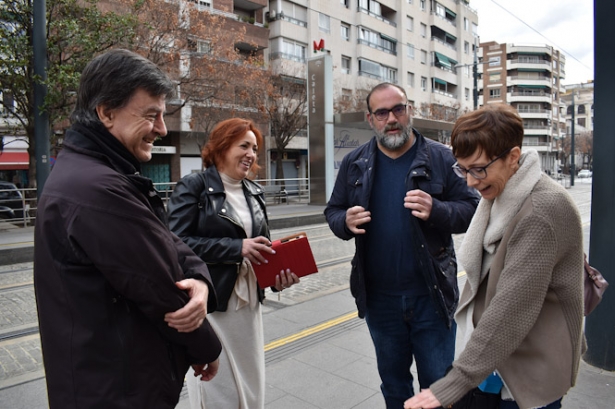 Miembros de IU en la parada del metro (IU)