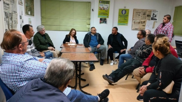 La candidata de Ciudadanos (CS) a la Alcaldía de Granada, Concha Insúa, se reúne con la plataforma de mercadillo Zaidín. (CS)
