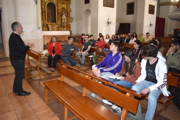 Alumnos de arquitectura durante la visita (AYTO. ALBOLOTE)