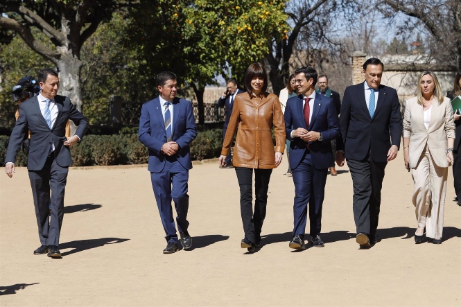 La ministra de Ciencia e Innovación, Diana Morant, a su llegada junto al alcalde de Granada, Francisco Cuenca, y los consejeros de Universidad y de Fomento, José Carlos Gómez Villamandos Marifrán Carazo (ÁLEX CÁMARA / EUROPA PRESS) La ministra de Ciencia e Innovación, Diana Morant, a su llegada junto al alcalde de Granada, Francisco Cuenca, y los consejeros de Universidad y de Fomento, José Carlos Gómez Villamandos Marifrán Carazo (ÁLEX CÁMARA / EUROPA PRESS)