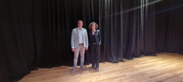 El alcalde y la concejala de Cultura de Monachil visitan el renovado auditorio de la Casa de la Cultura (AYTO. MONACHIL) 