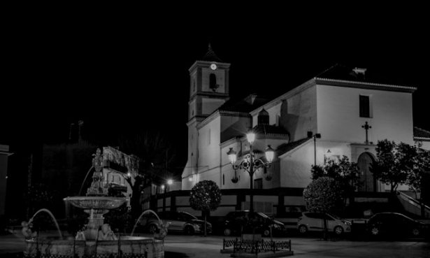 Plaza de España de Otura, una de las que apagará sus luces este sábado con motivo de la Hora del Planeta (AYTO. OTURA)