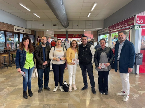 La candidata de Ciudadanos a la Alcaldía de Granada, Concha Insúa, visita Merca-80 (CS)
