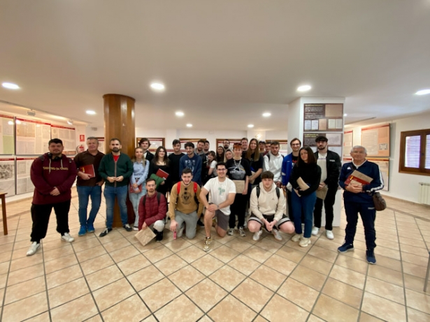 Alumnos de la UGR que han visitado Bubion (AYUNTAMIENTO BUBIÓN)