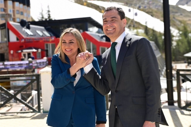El presidente de la Junta de Andalucía, Juanma Moreno, junto a la consejera de Fomento, Marifrán Carazo (ÁLEX CÁMARA / EUROPA PRESS) 