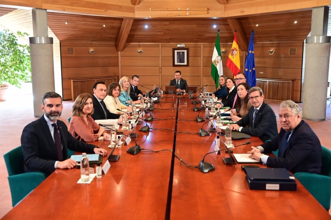 El presidente de la Junta de Andalucía, Juanma Moreno, (c) preside la reunión durante el Consejo de Gobierno (ÁLEX CÁMARA / EUROPA PRESS) El presidente de la Junta de Andalucía, Juanma Moreno, (c) preside la reunión durante el Consejo de Gobierno (ÁLEX CÁMARA / EUROPA PRESS)