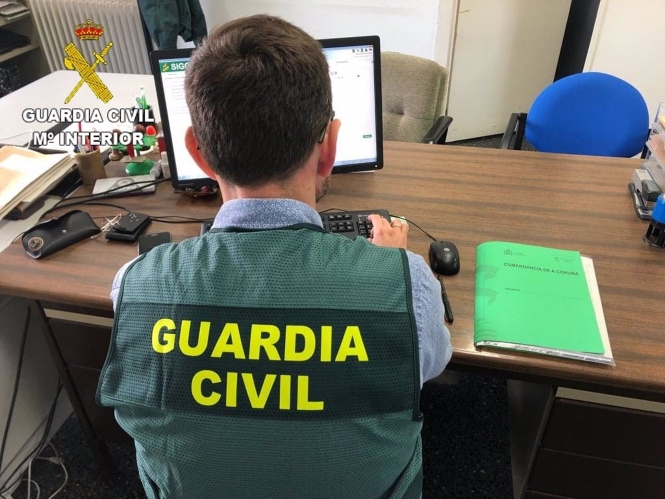 Guardia Civil en un ordenador. Archivo (GUARDIA CIVIL)