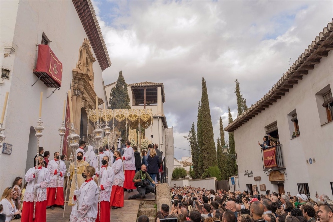 Salida de la Virgen de la Aurora en San Miguel Bajo, en el Albaicín, en imagen de archivo (HERMANDAD DE LA AURORA) Salida de la Virgen de la Aurora en San Miguel Bajo, en el Albaicín, en imagen de archivo (HERMANDAD DE LA AURORA)