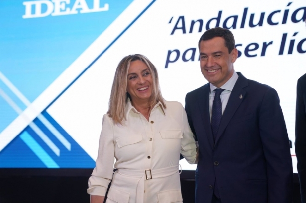 El presidente de la Junta de Andalucía, Juanma Moreno, junto a la consejera de Fomento, Marifrán Carazo, en un foro organizado por el diario `Ideal` (JUNTA DE ANDALUCÍA)