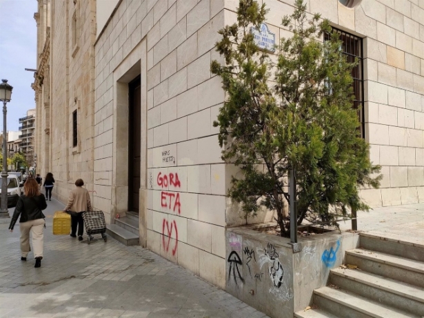 Una pintada de `gora ETA` en la plaza dedicada a Luis Portero (EUROPA PRESS) 