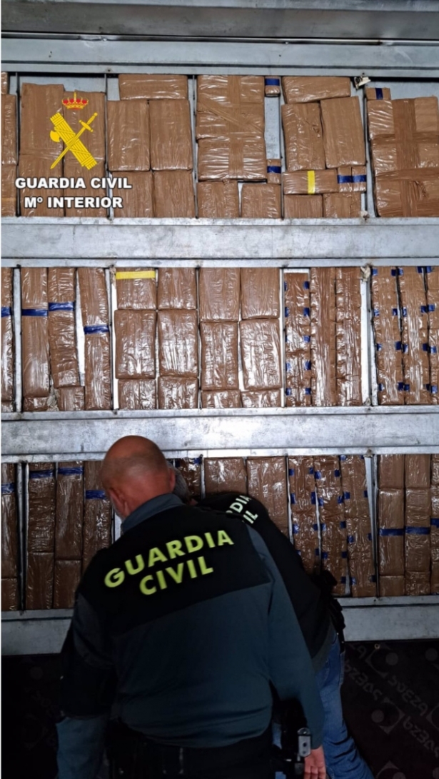 Droga encontrada en el remolque de un camión en el puerto de Motril (GUARDIA CIVIL) 