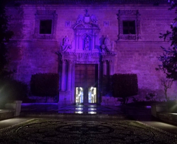 El Hospital Real iluminado de morado por el 25N (UGR)