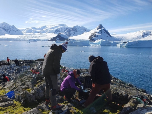 Instalación de equipos de prospección magnetotelúrica durante la campaña antártica española 2022-2023 (UGR)