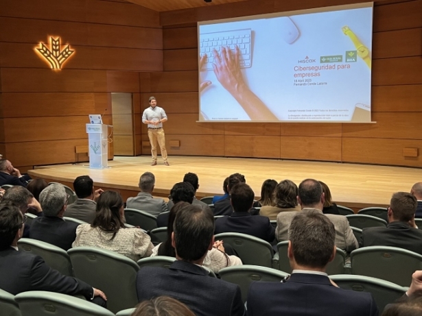 Fernando Conde durante su intervención (CAJA RURAL GRANADA)