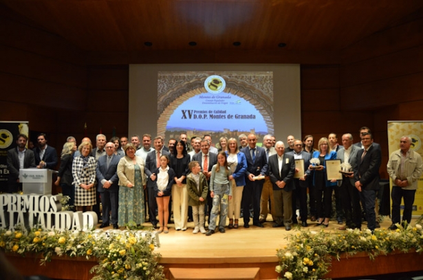Foto de familia de los galardonados (FAECA)