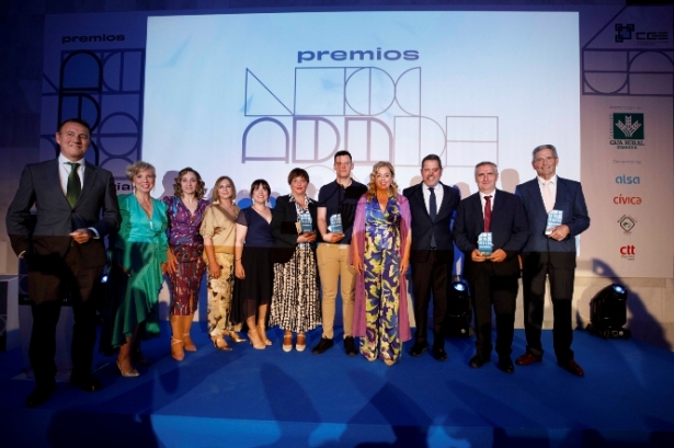 Foto de familia de lis galardonados con los premios ADN empresarial (CGE) 
