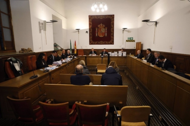 Detalle de la sala durante el juicio contra la excúpula de la Alhambra por el `caso audioguías` (ÁLEX CÁMARA / EUROPA PRESS)