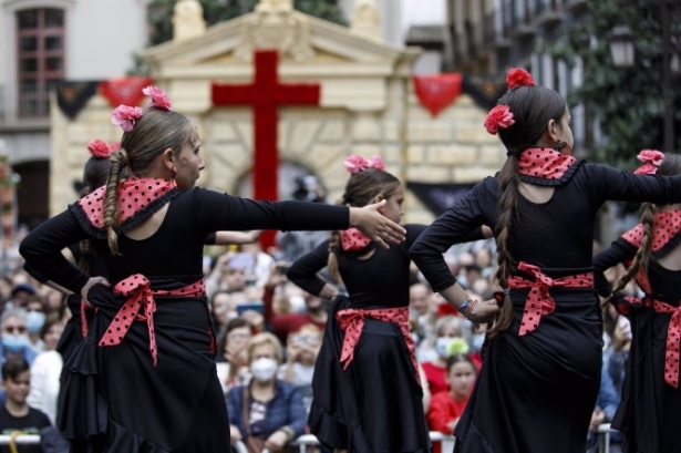 spectáculo flamenco frente a la cruz del Ayuntamiento durante el día De la Cruz (ÁLEX CÁMARA / EUROPA PRESS)