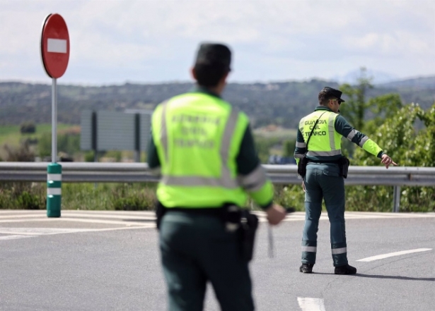 Dos agentes de la Guardia Civil en un control de tráfico (EDUARDO PARRA - EUROPA PRESS) 