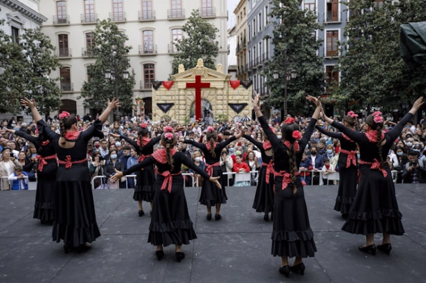 Espectáculo flamenco frente a la cruz del Ayuntamiento, en imagen de archivo (ÁLEX CÁMARA - EUROPA PRESS)