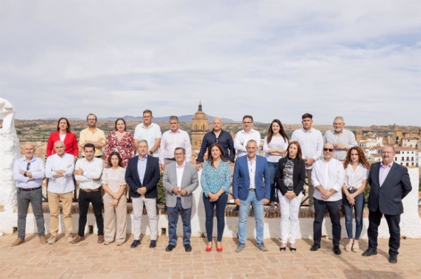 Foto de familia de los candidatos del PSOE en Guadix el 28M (PSOE) 